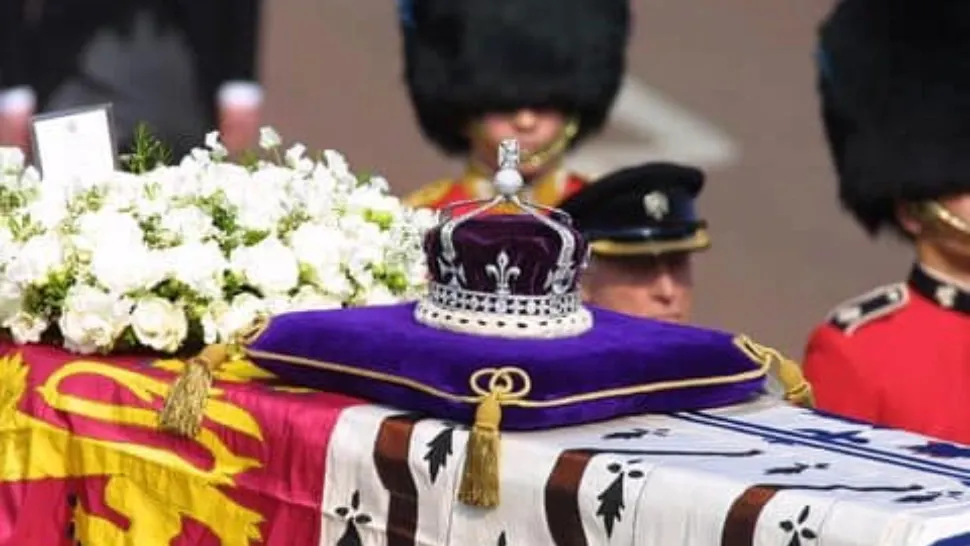 Funeraliile Reginei Elisabeta a II-a | Sicriul, transportat azi la Edinburgh. Mii de oameni pe traseul cortegiului - VIDEO