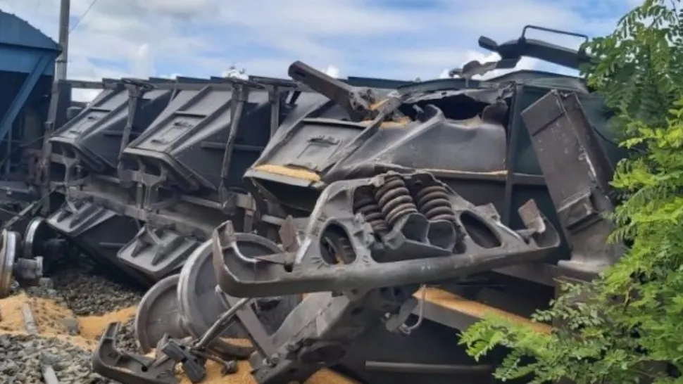 Două trenuri s-au ciocnit în Vrancea! Locomotiva unuia dintre ele și 4 vagoane au deraiat - GALERIE FOTO