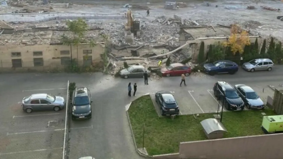 "Dorel" lovește din nou. Muncitorii au demolat un zid peste mai multe mașini parcate pe o stradă din Cluj-Napoca