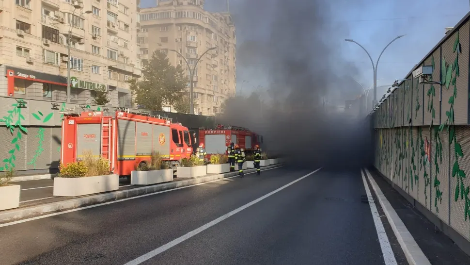 Momentul în care autoturismul a luat foc în Pasajul Unirii - detaliul suprins de camerele de supraveghere. VIDEO