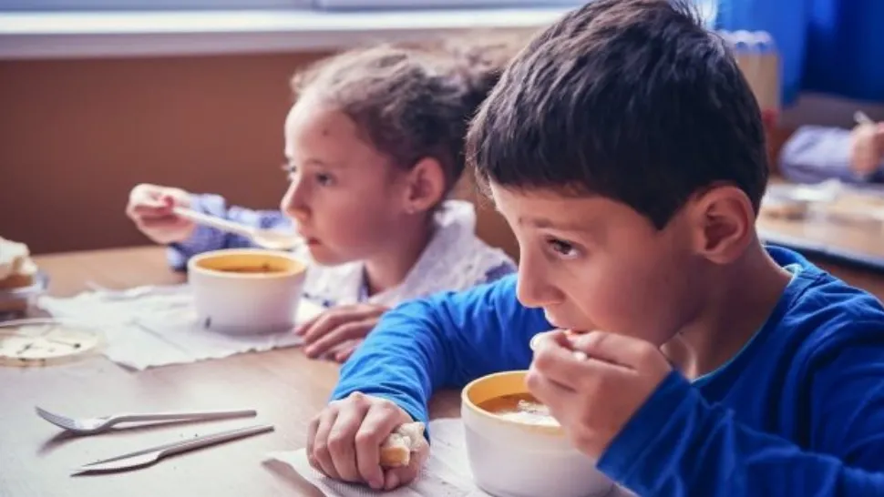 Numărul de şcoli din Programul ”Masă caldă” a fost SUPLIMENTAT Foto: Facebook/World Vision Romania