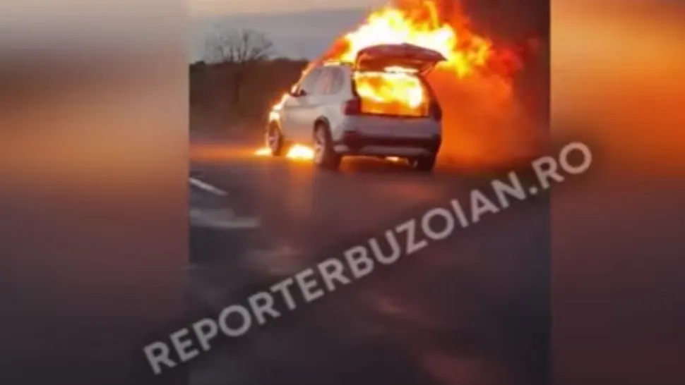 Mașină în flăcări/ Captură Youtube Reporter Buzoian