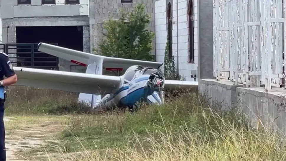 Minoră de 17 ani, în stare gravă, după ce s-a prăbușit cu PLANORUL lângă Craiova - FOTO/VIDEO