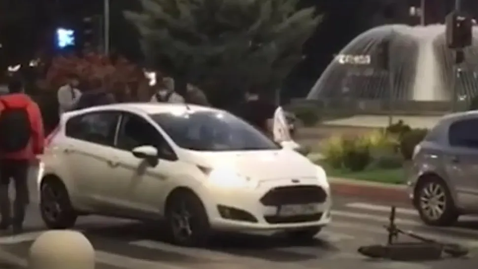 Bătaie cu pumni și palme, în centrul Capitalei, între un șofer și un bărbat de trotinetă - VIDEO