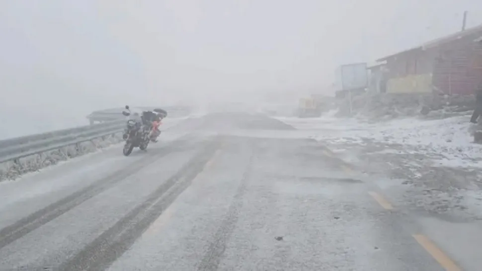 Motociclist înghețat, pe Transalpina: a intrat în hipotermie. Tulburător cum l-au găsit salvamontiștii