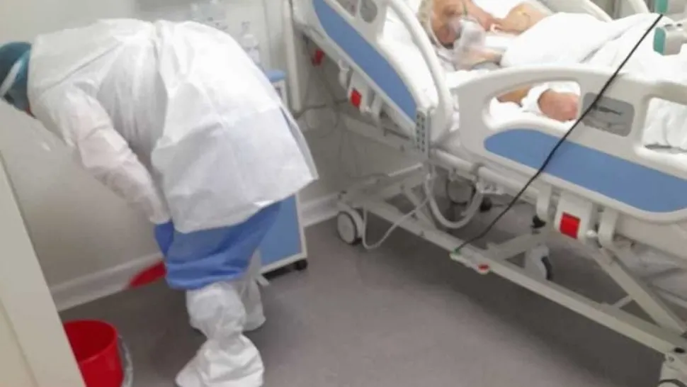 Apa, scoasă cu fărașul, din secția Covid. Foto/News.ro
