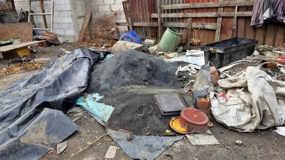 Arderea deșeurilor, o practică des întâlnită la Sintești. Foto/Garda de Mediu
