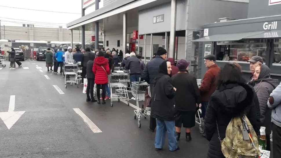 Cozi uriașe la un supermarket din Capitală