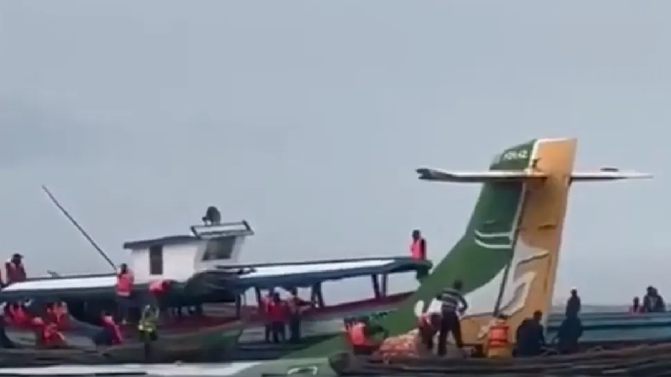 Un avion plin cu pasageri s-a prăbușit într-un lac. Filmări dramatice la locul tragediei din Tanzania -VIDEO