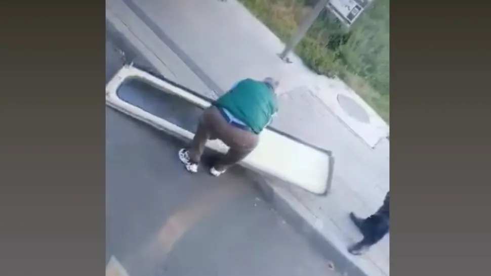 Ușă tramvai / Captură video Facebook 