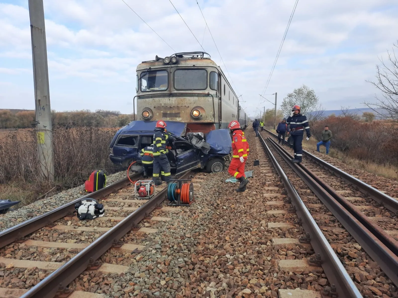Masina lovita de tren