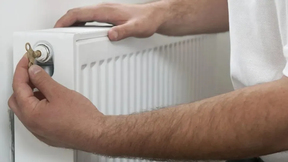Termoenergetica dă drumul la agentu termic pe țevi. Foto/Arhivă
