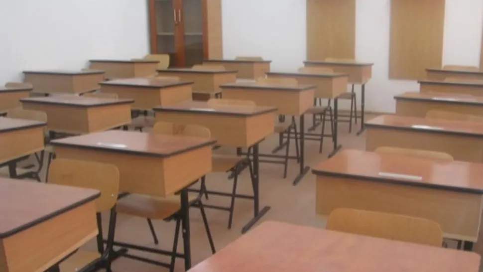 Învățător acuzat că bruschează elevii la ore: Aruncă cu caiete şi creioane prin clasă şi îi jigneşte