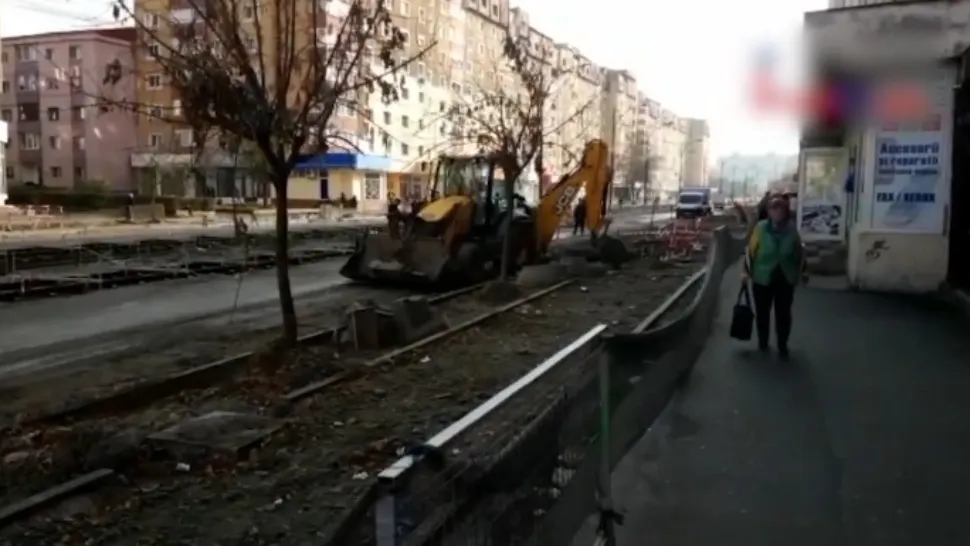 BOMBĂ descoperită în timpul lucrărilor la linia de tramvai. DETALIUL care i-a șocat pe muncitori: au sunat la 112