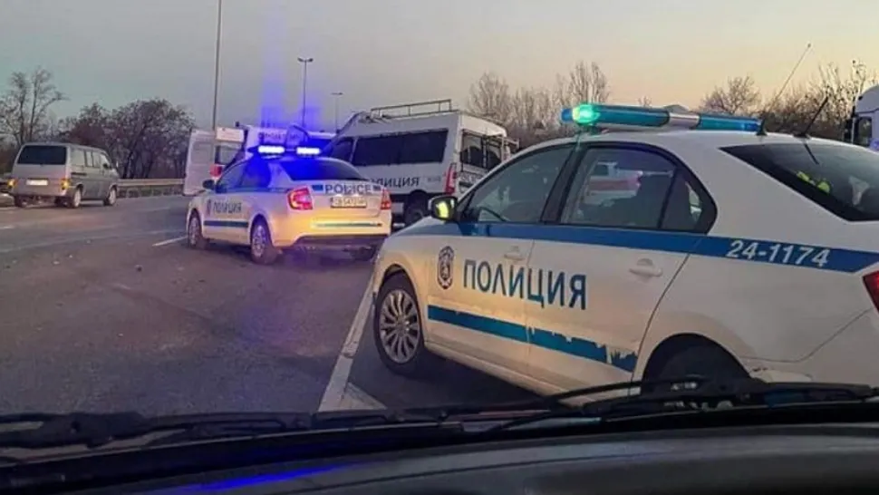 Accident între un microbuz și o autospecială de poliție
