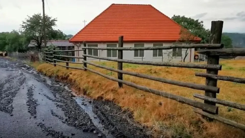Comuna Bătrâna, fără utilități, dar cu piste de biciclete și fibră optică. Captură video