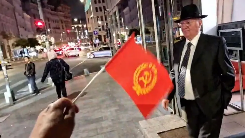 Ceaușescu l-a făcut comunist pe Dragomir și i-a arătat steagul PCR. Foto/Captură video