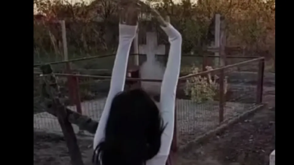 A dansat lasciv pe un mormânt. Gestul șocant al unei tinere din Gorj - VIDEO