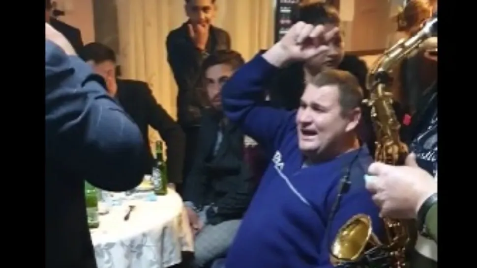 DOSAR PENAL după ce s-a îmbrăcat în polițist, ca să se dea mare în fața maneliștilor - VIDEO
