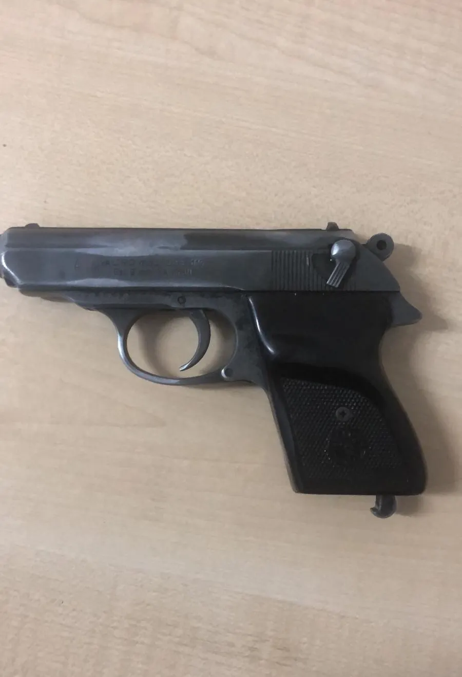 Un pistol cu gaz şi mai multe proiectile, ascunse sub cărți, în banca unui elev de liceu! Ce voia să facă cu ele