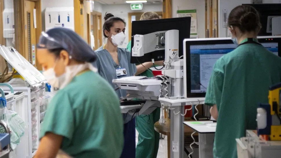 Criză fără precedent în Marea Britanie. Asistentele medicale intră în grevă, banii nu le mai ajung nici pentru MÂNCARE