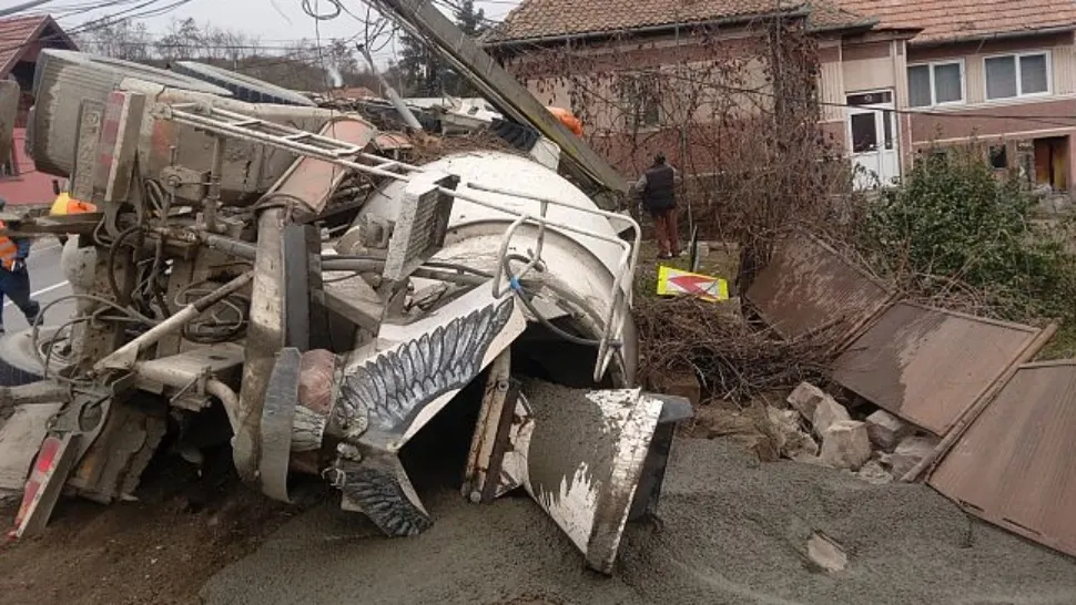 Accident grav în Covasna: Șofer MORT după ce un TIR s-a lovit de un stâlp de electricitate și s-a răsturnat - Trafic BLOCAT