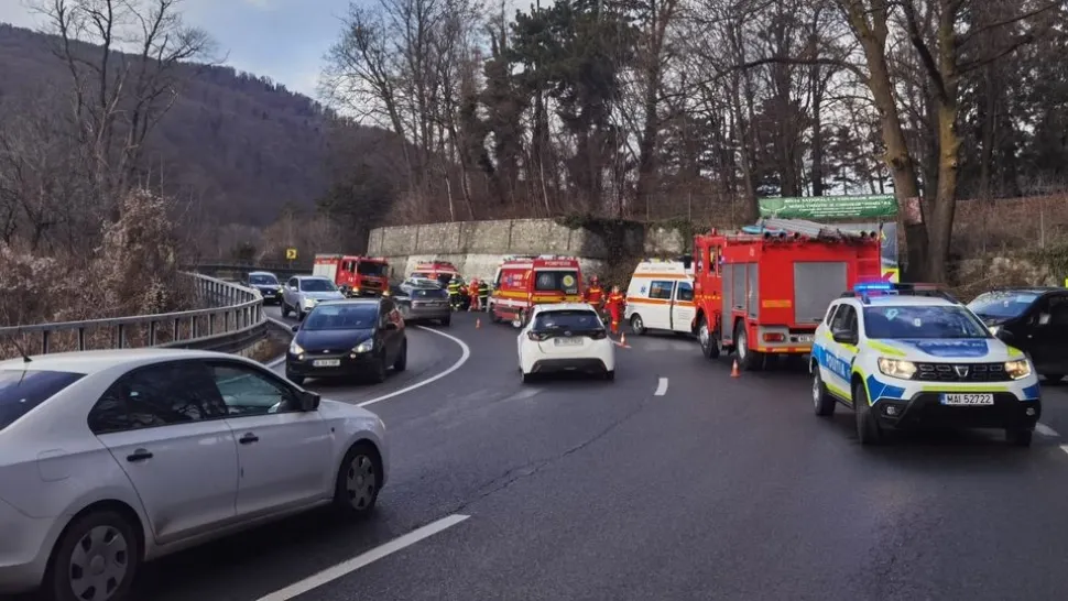 Accident grav la Posada: 2 mașini implicate, una a intrat în parapet - 3 răniți cu traumatisme