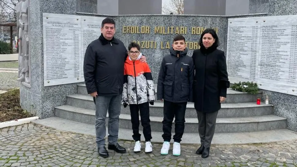 Gabriel Oprea cu copiii eroului Florin Bădiceanu