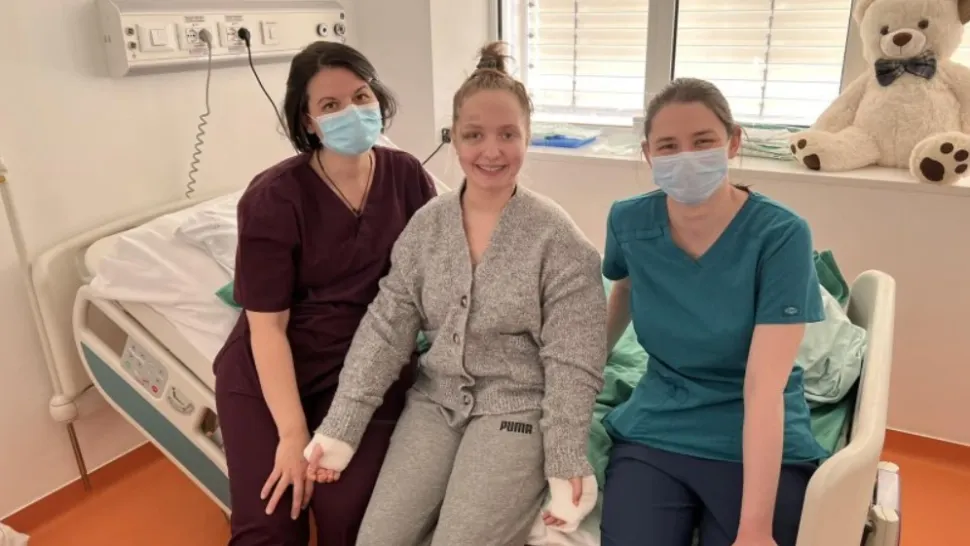 Alexia, tânăra cu brațele amputate și apoi reatașate, pleacă acasă în Ajunul Anului Nou