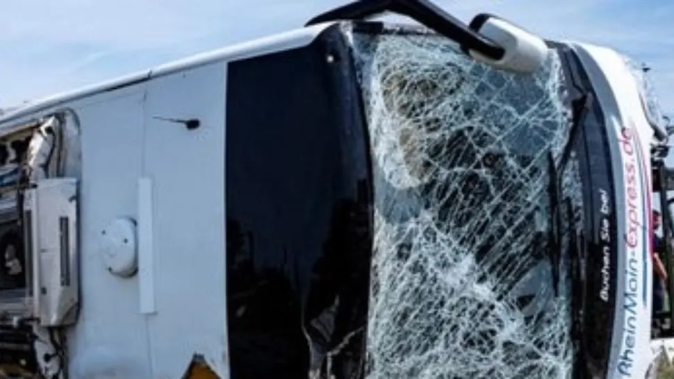 Tragedie cumplită - Un autobuz s-a ciocnit de un TIR: Cel puțin 16 oameni au murit într-un accident înfiorător