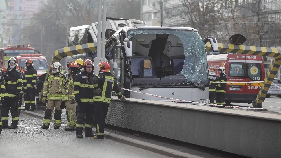 Anchetă după accidentul cu autocar, de la Pasajul Unirii: un mort, 20 de răniți. Victimele, resuscitate pe asfalt - FOTO
