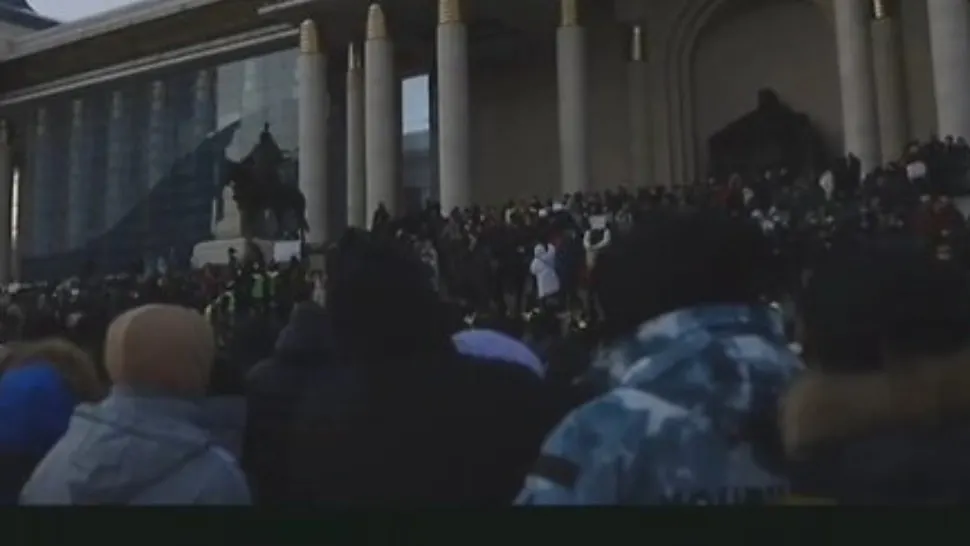 CRIZĂ în Mongolia. Mii de oamenii iau cu asalt Guvernul și Parlamentul - Proteste violente
