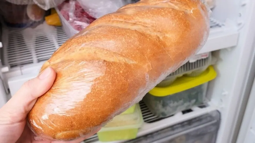 Ce se întâmplă în corpul tău dacă mănânci pâine ținută în frigider
