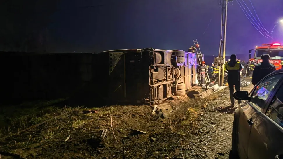 Autocar plin cu artiști, răstrunat lângă Pașcani. Foto/ISU