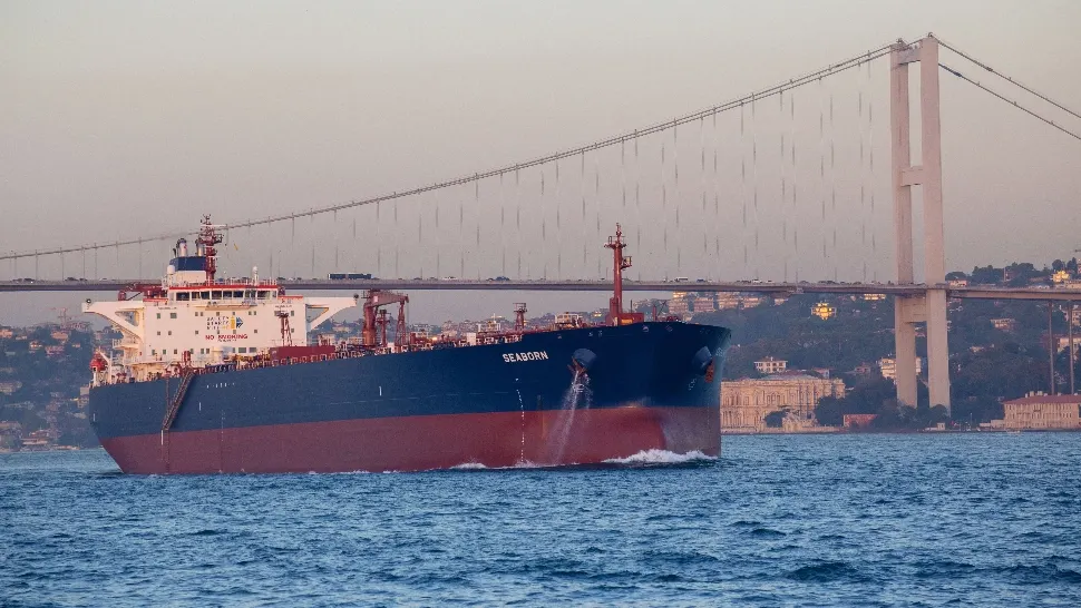 Petrolier în strâmtoarea Bosfor / Sursa foto: Profi Media