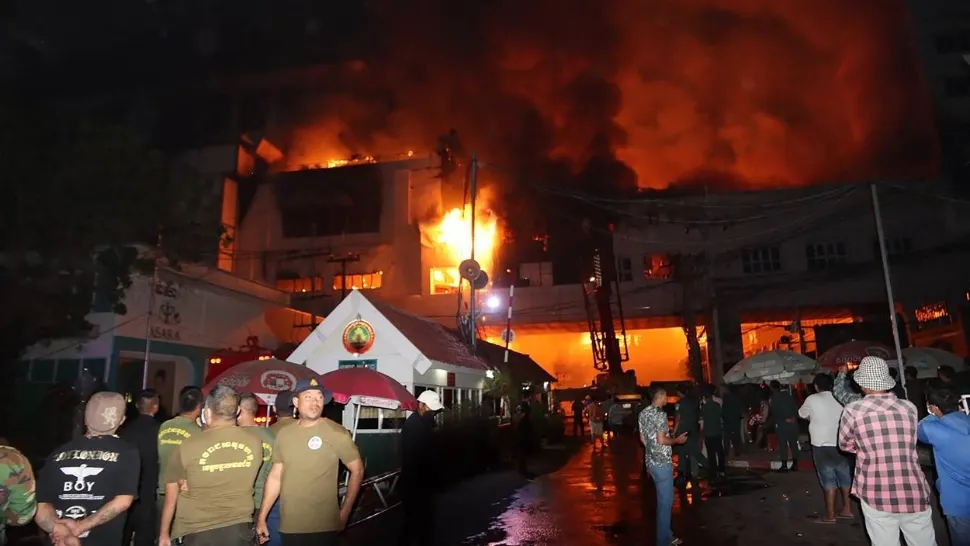 Incendiu devastator, la un hotel din Cambodgia: cel puțin 10 morți, zeci de răniți - VIDEO