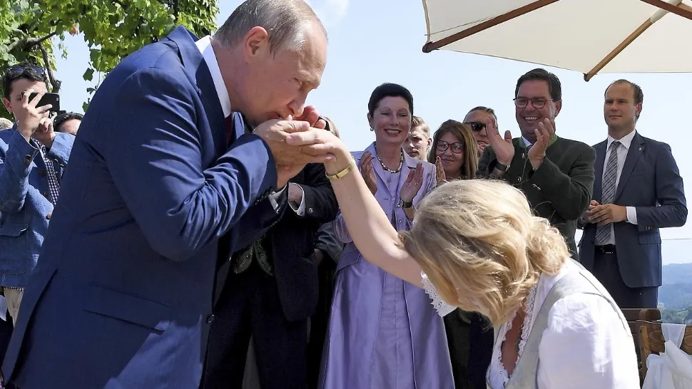 Karin Keneissl, fost ministru de Externe austriac, si Vladimir Putin