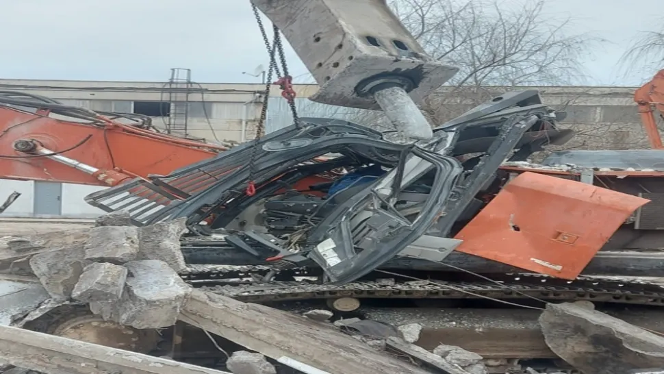 Bărbat, salvat ca prin minune, după ce părți dintr-o construcție s-au prăbușit peste excavatorul în care se afla - GALERIE FOTO