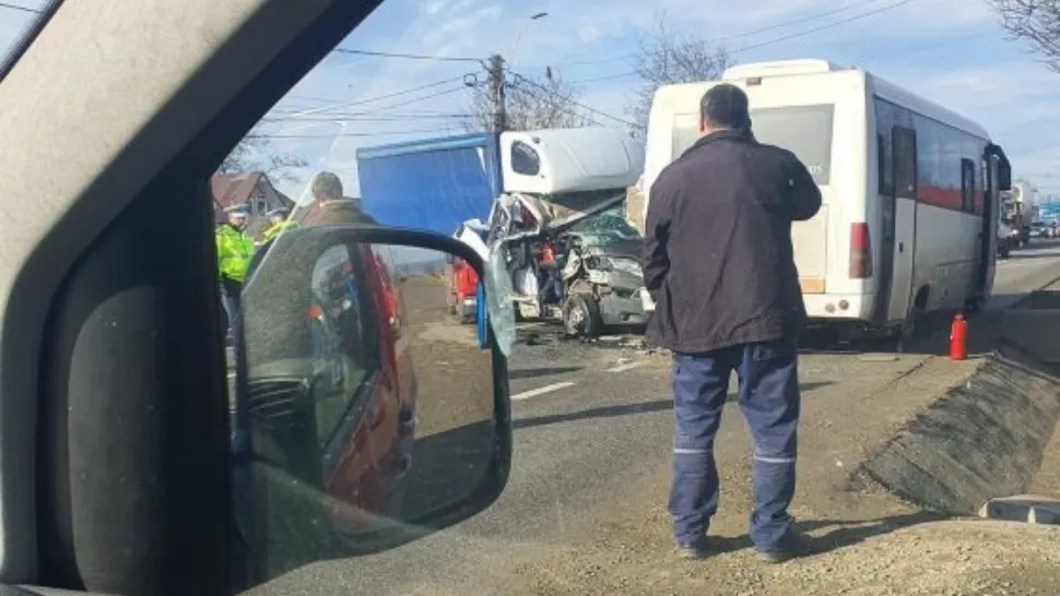 Impact nimicitor între un camion și un autobuz plin cu pasageri, în jud. Bacău - mai multe victime