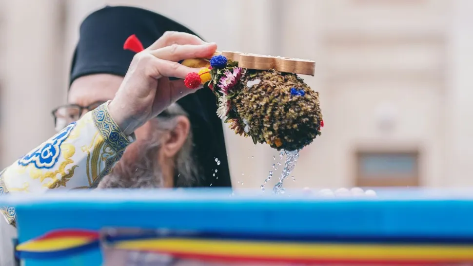 Zeci de mii de sticle cu apă sfințită, de Botezul Domnului - Programul slujbelor de Bobotează Foto: basilica.ro