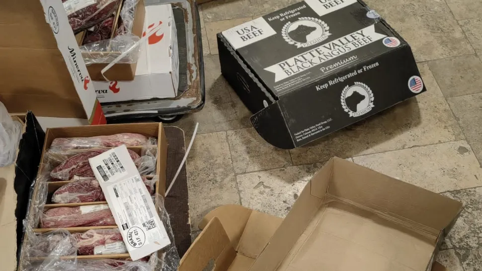 Controale ANPC la restaurantele din zona Piaţa Alba Iulia din Capitală! Carne expirată de 6 luni, gata să fie pusă pe masa clienților - GALERIE FOTO