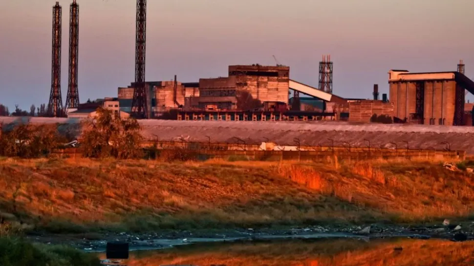 Alertă radiologică în Crimeea - Forțe desfășurate la Uzina Krymski Titan Foto: TASS