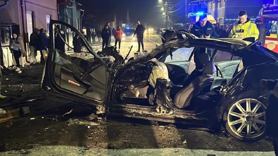 Ce a rămas dintr-un BMW care a zburat, la propriu, în acoperișul unei case