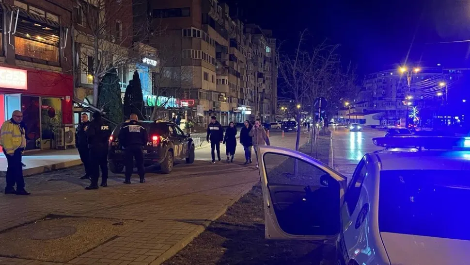 Agent de pază, bătut cu sălbăticie. Scene șocante în centrul Botoșaniului. Victima a ajuns la spital - VIDEO