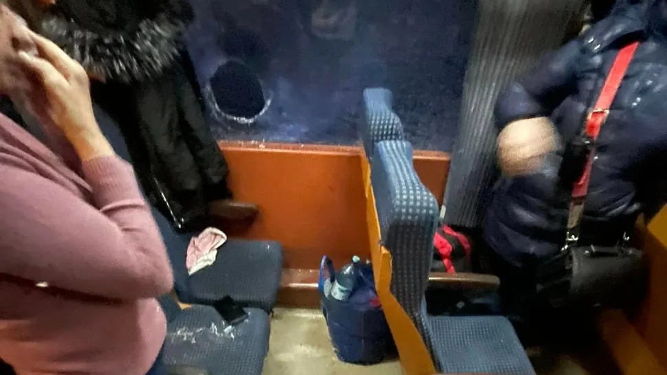 Caz șocant în Botoșani. Pasagerii unui tren, răniți de un bolovan aruncat de un bărbat - FOTO