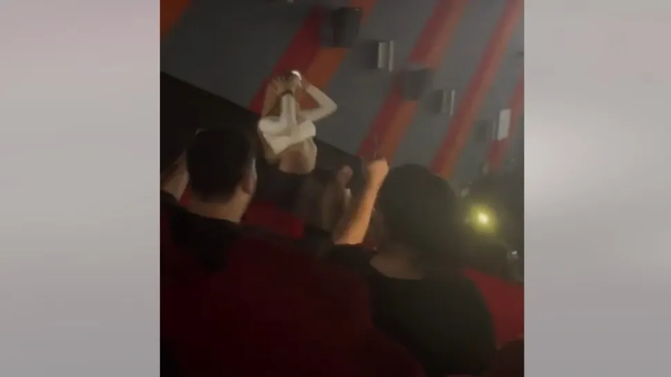 SCANDAL și circ la cinema: film oprit de jandarmi și polițiști