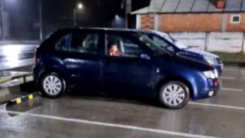 Copil închis în mașină și lăsat, noaptea, într-o parcare din România. Părinții s-au dus la pariuri - VIDEO