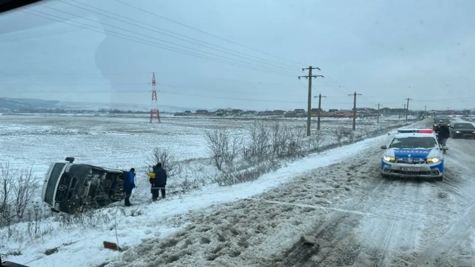 Accident grav în Vaslui: 6 VICTIME după ce un microbuz s-a răsturnat și a căzut în șanț, din cauza zăpezii