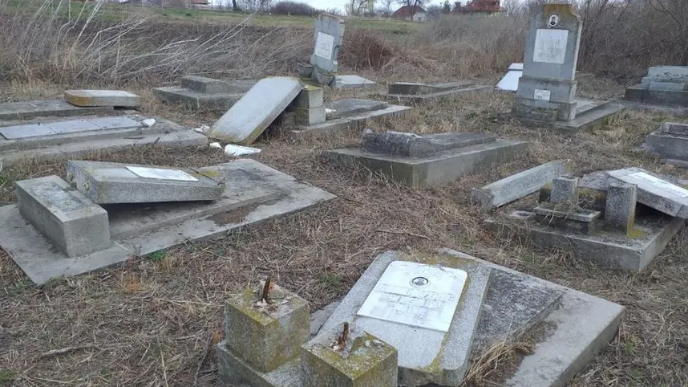 Cimitirul Evreiesc din Husi, vandalizat în primăvara anului 2019. Foto: Federatia Comunitatilor Evreiesti