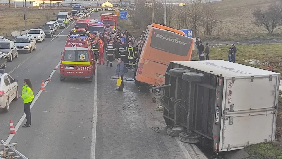 Autocar cu 52 de oameni răsturnat la Jucu, Cluj. Foto/ISU